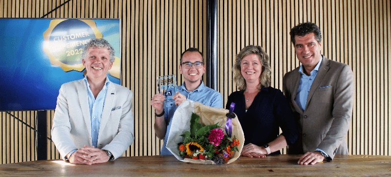 Stefan ontvangt de Customer Experience Professional 2022 award met de jury