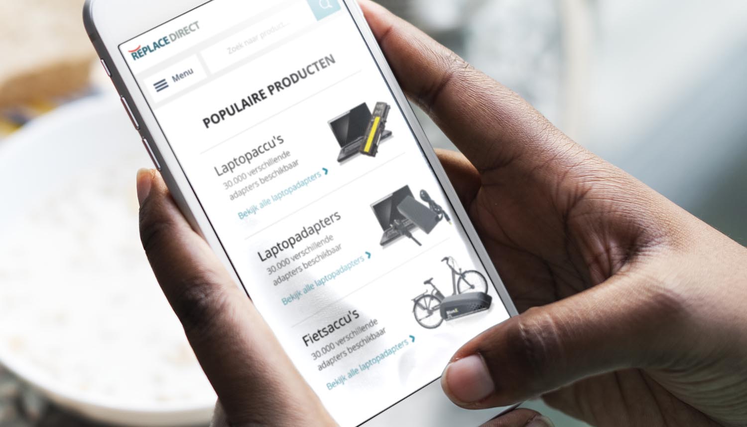 De vernieuwde mobiele webshop van ReplaceDirect in gebruik op een telefoon