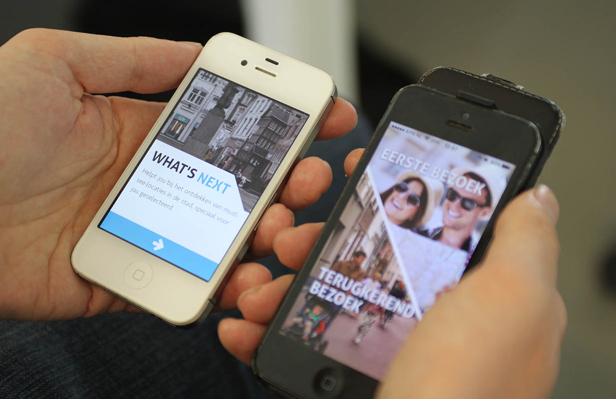 Schetsen en wireframes op tafel — concept-iteraties voor de What's Next app