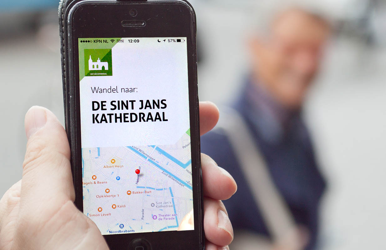 Gebruikersonderzoek op straat — een paper prototype wordt direct getest met bezoekers in Den Bosch